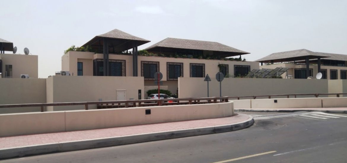 Villa for sale in Al Gurm, Abu Dhabi, UAE 5 bedrooms, 2216 sq.m. No. 375 - photo 5